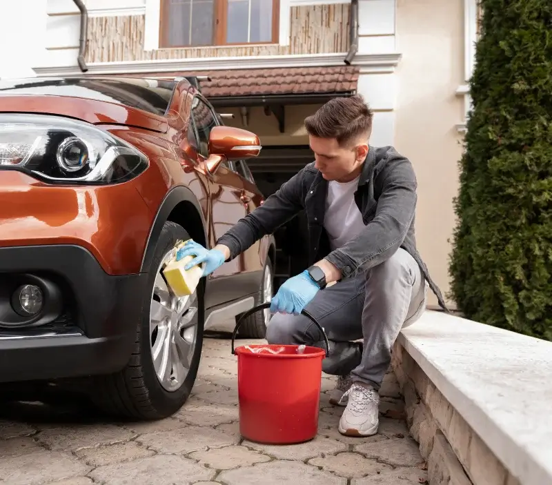 Lavage auto à domicile La Croix-en-Touraine : professionnel intervenant sur un véhicule
